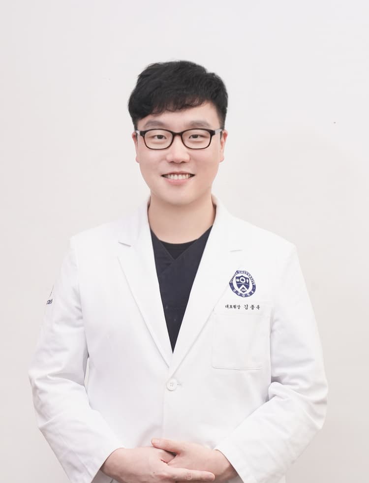 가운을 입고 미소 짓는 부천 오정구 원종동 고강동 연세백세치과의원 대표원장 김종욱