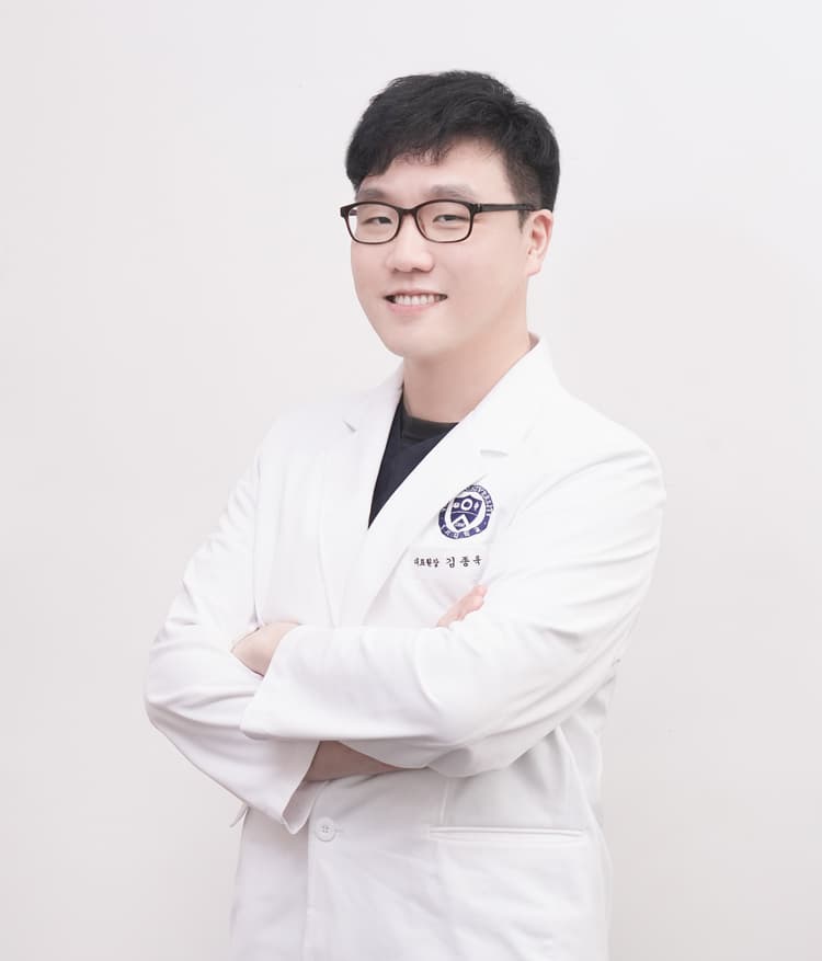 진료실에서 팔짱을 끼고 서 있는 부천 오정구 원종동 고강동 대표원장 김종욱 프로필 사진